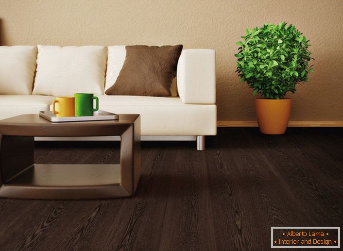 Para decorar la sala de estar, se utilizó un laminado de color wengé. Noble, lujoso tono de marrón se combina favorablemente con el color de los verdes jugosos.