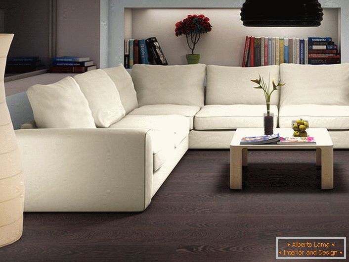 Sala de estar en el estilo de Wenge con el sofá suave blanco en España en la casa del artista.