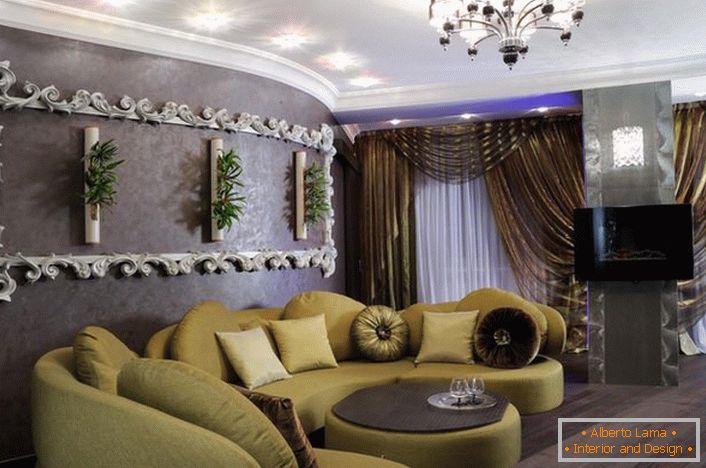 Para decorar la sala de estar en un estilo art deco, se eligen muebles suaves de color mostaza. Notable también estuco en la pared, que se asemeja a un marco adornado, rizado. 