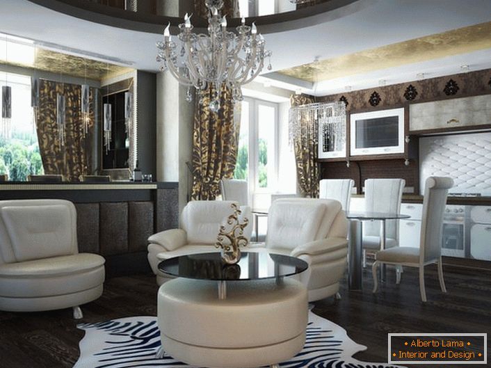 Para una pequeña sala de estar en el apartamento se eligió lacónico, pero muebles nobles. De acuerdo con el estilo art decó, una alfombra con un estampado animal que se asemeja a una piel de cebra se utiliza para la decoración. 