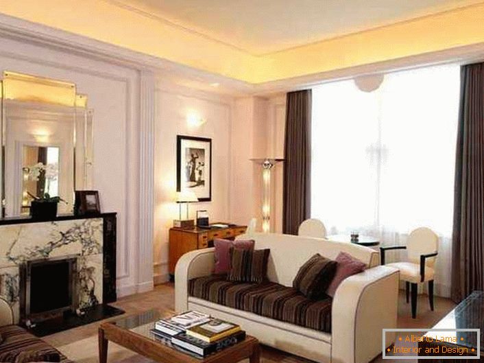 Un excelente ejemplo del hecho de que el estilo del art decó puede moderarse moderadamente. El interior glamoroso de la sala de estar es acogedor en un estilo familiar.