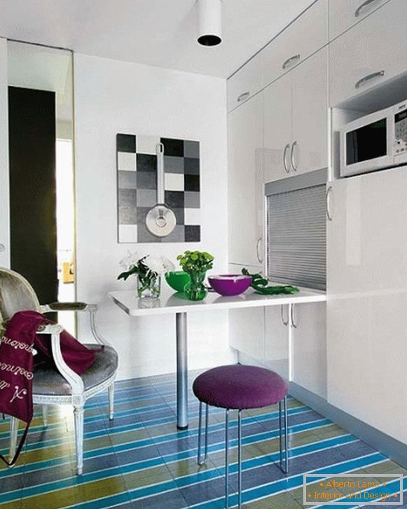 Diseño simple de una pequeña cocina en un apartamento moderno