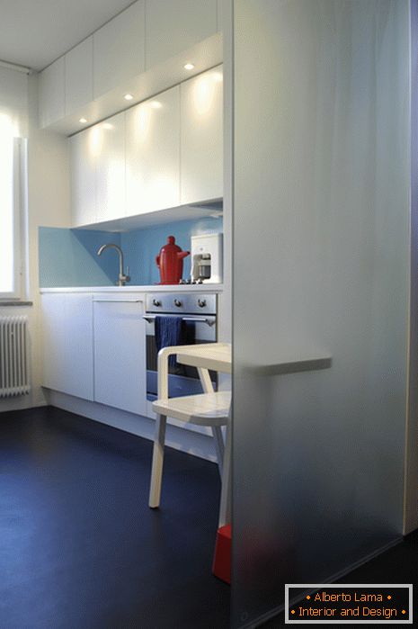 Diseño de interiores de cocina en un apartamento pequeño