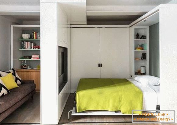 Transformador de muebles y particiones en el interior de un apartamento de una habitación