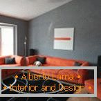 Muebles de color naranja en una habitación gris