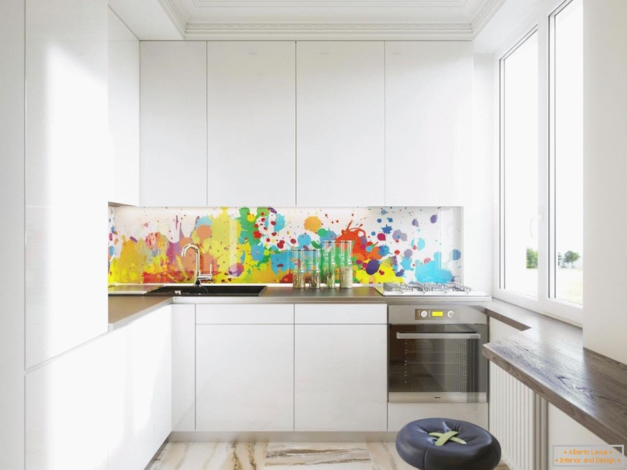 Un delantal de vidrio coloreado en una cocina blanca