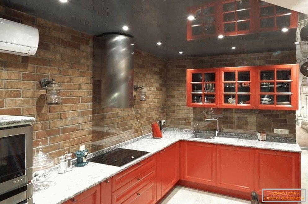 Cocina de esquina en rojo sin armarios superiores sobre la superficie de trabajo