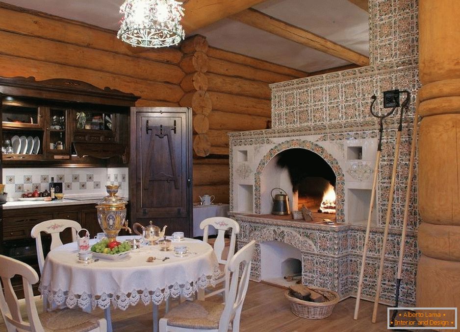Estufa rusa en la cocina de una casa privada