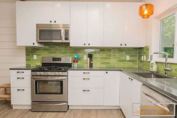 Diseño de cocina de esquina en una casa privada - una foto en blanco y verde
