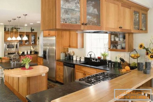 Cocina de esquina de diseño moderno con una barra afilada y de madera - foto en una casa privada