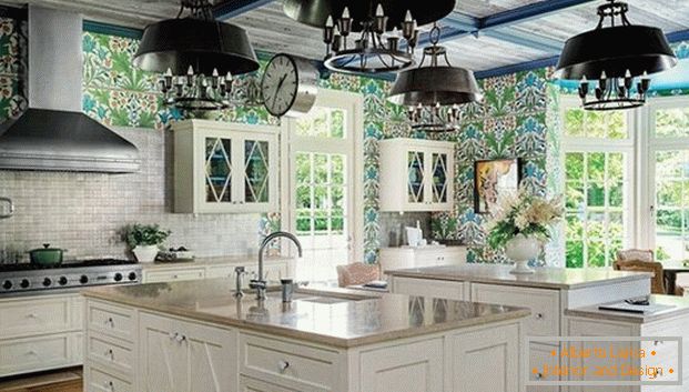 diseño de una gran cocina en una casa privada фото 