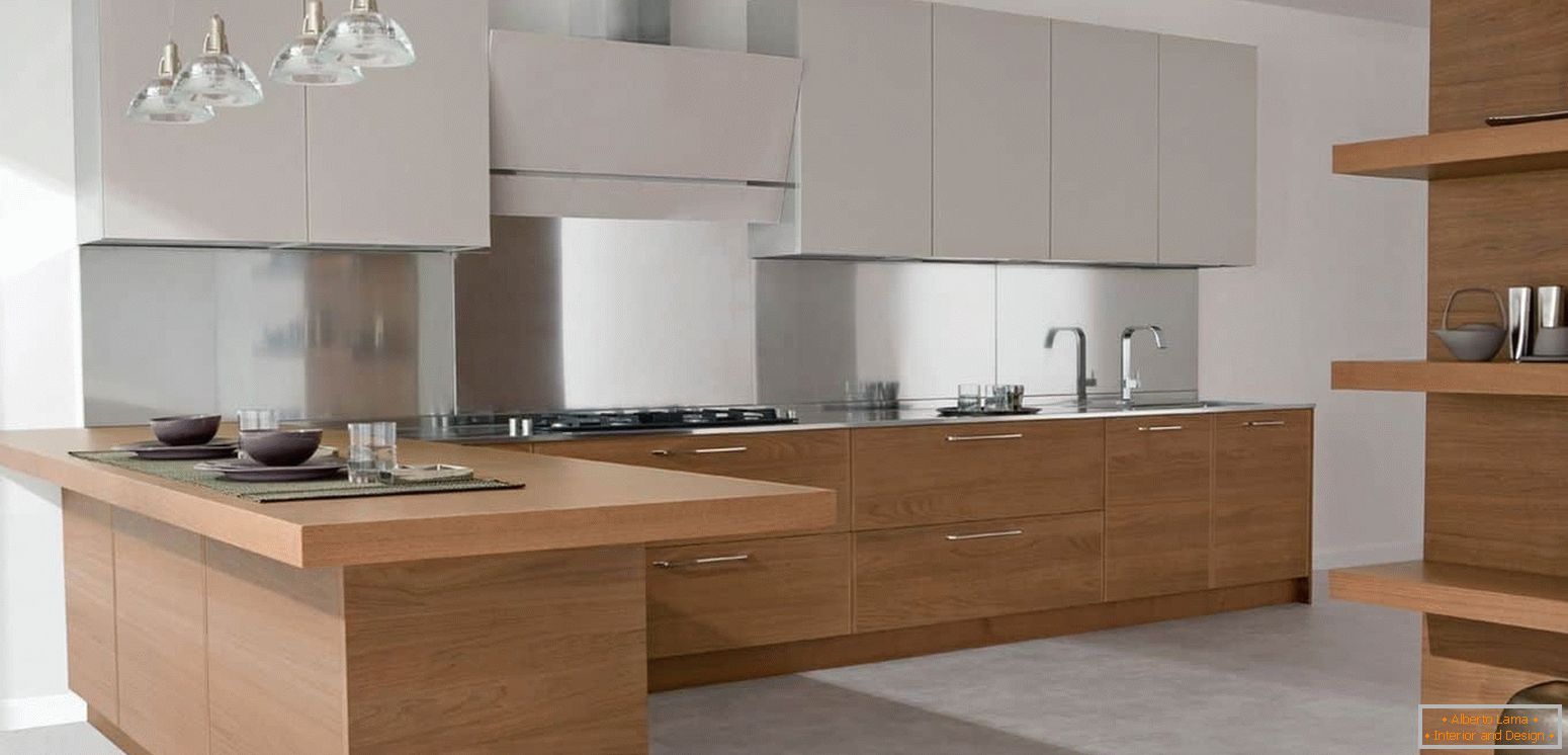 Cocina moderna de esquina en combinación de madera y blanco