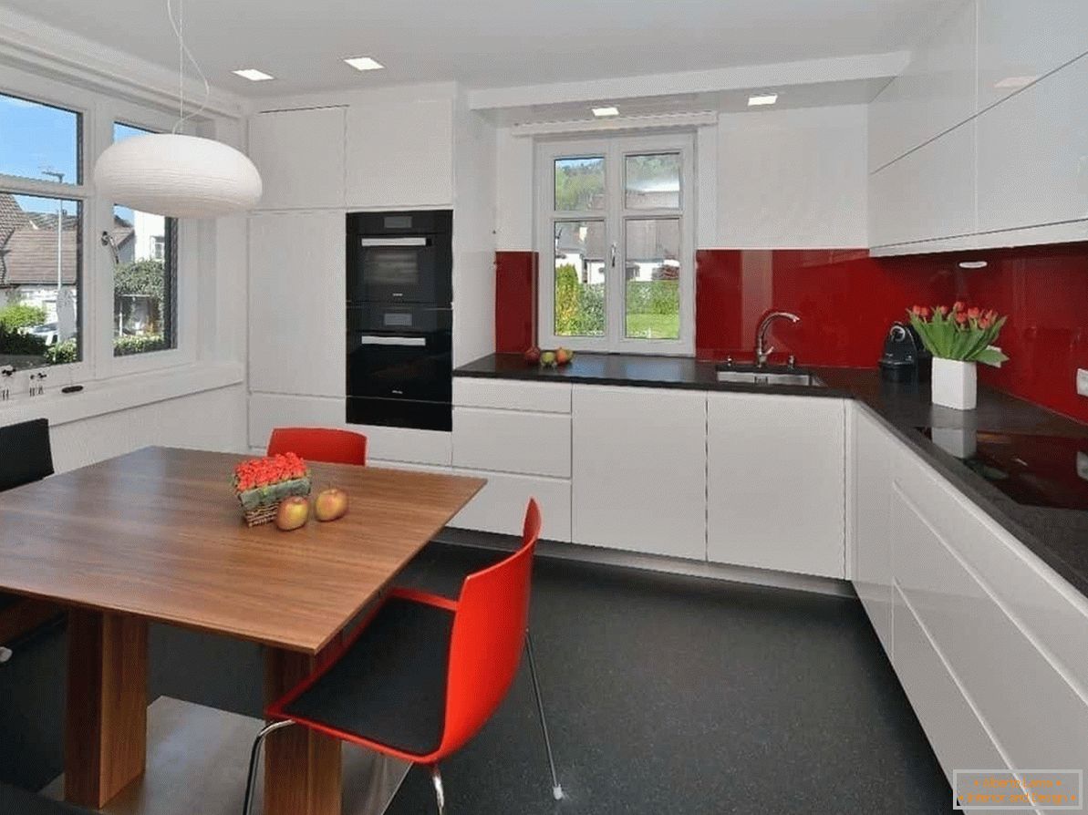 El techo mate blanco ampliará el espacio de las cocinas pequeñas en estilo de alta tecnología