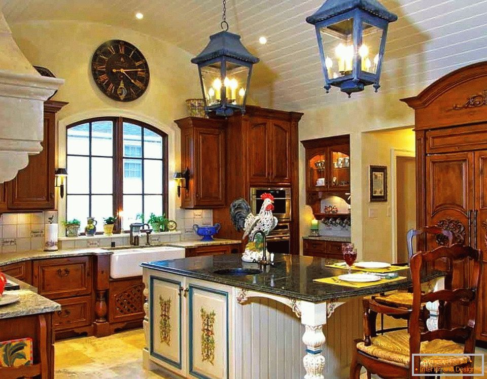 Colores claros en el interior de la cocina al estilo del país