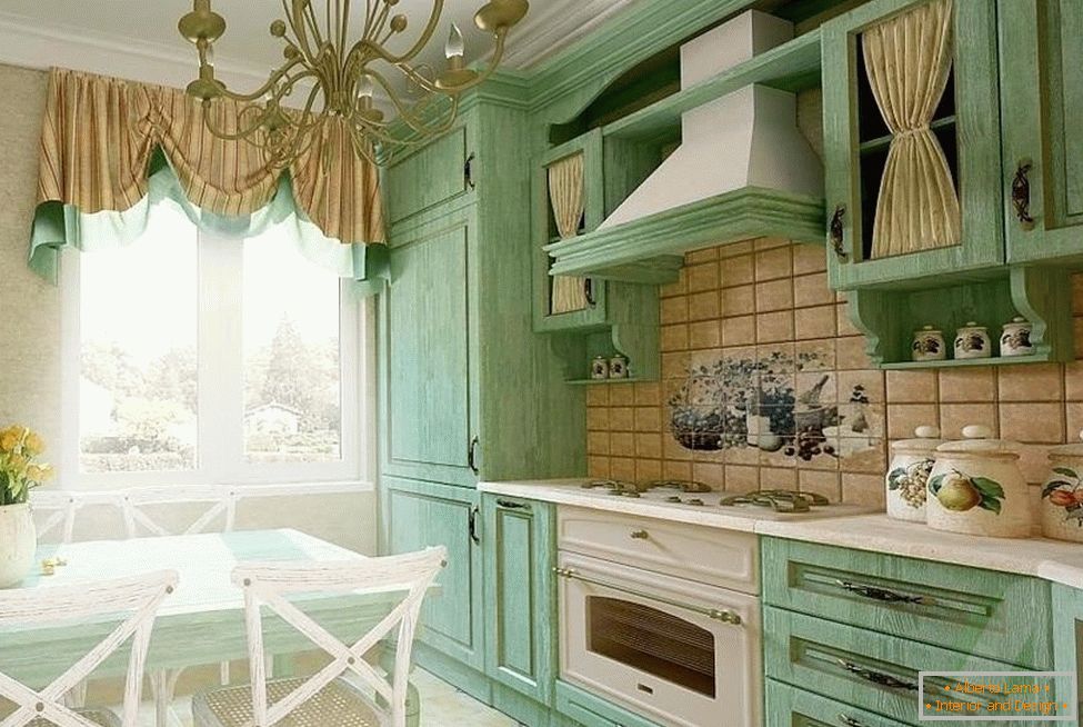 Muebles verdes en combinación con cortinas y azulejos beige