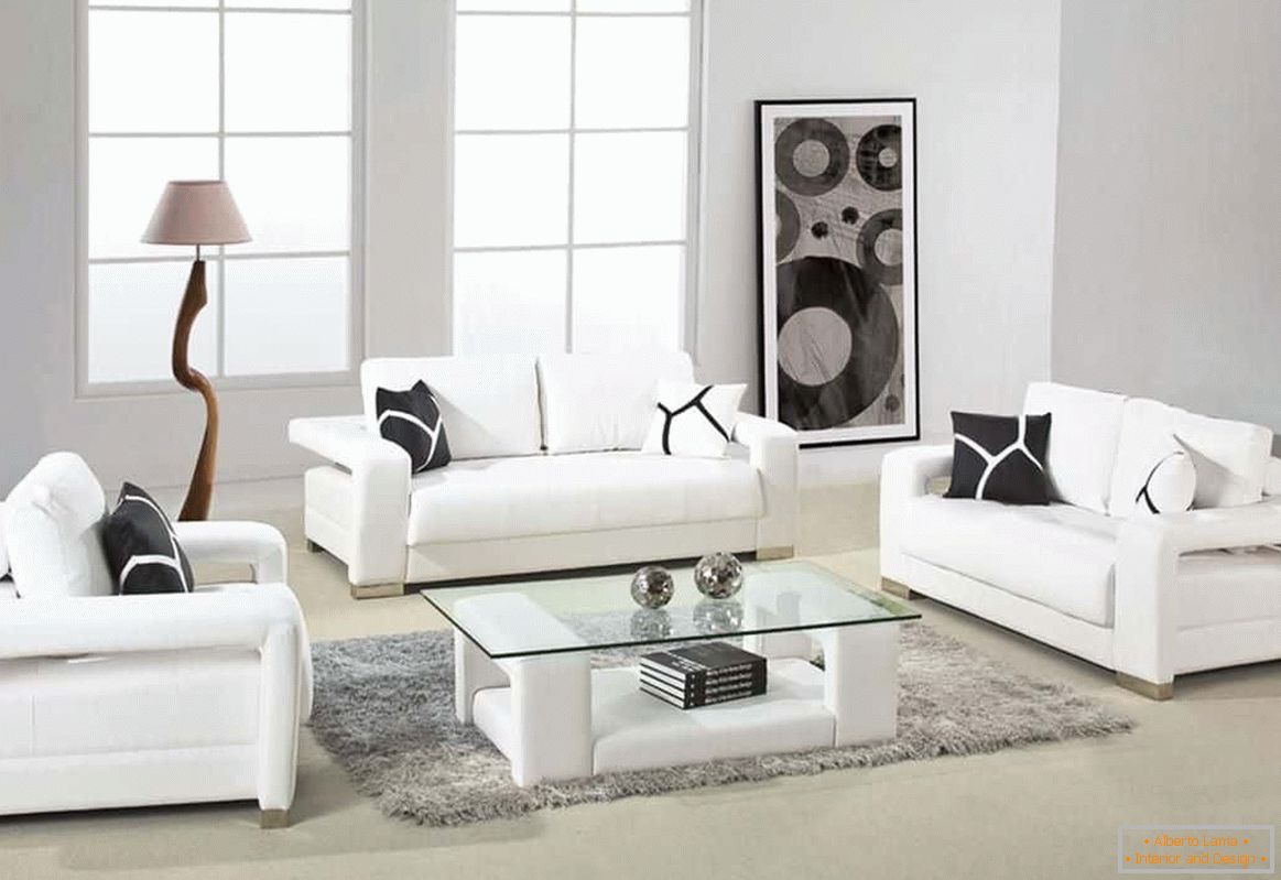 Luminosa sala de estar cuadrada con muebles blancos