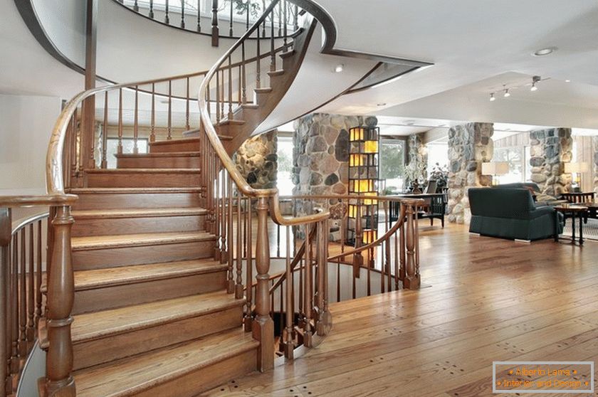 Una escalera clásica simple en una casa grande