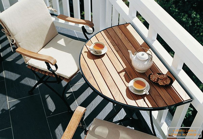 Lugar para tomar un café en un pequeño balcón