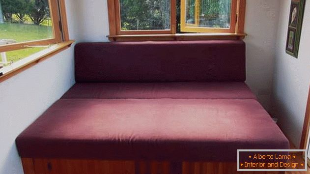Diseño de una pequeña casa privada: sofá с передвижными ящиками для хранения