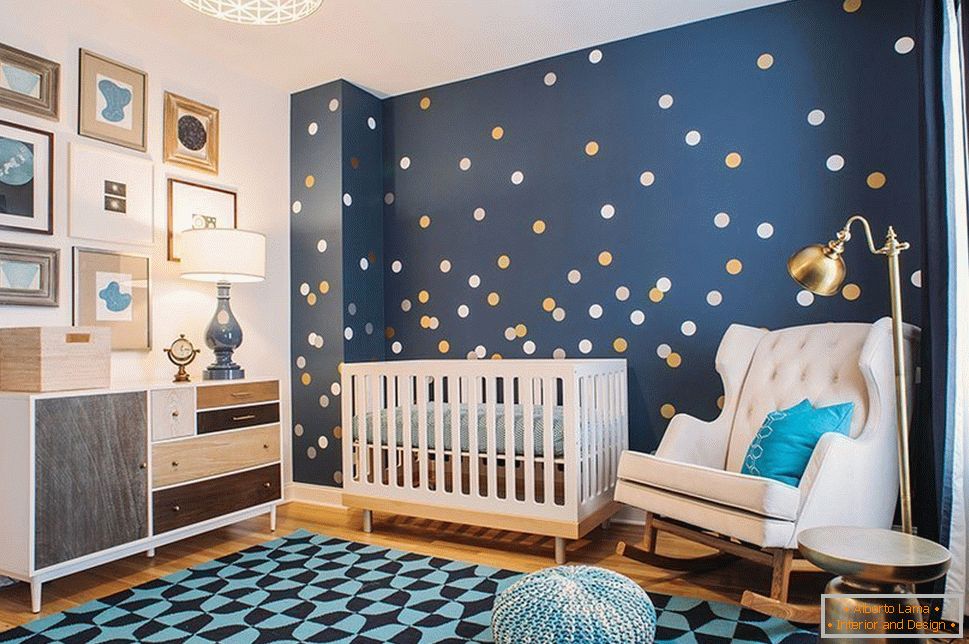 Sala de decoración para un niño con paredes azules