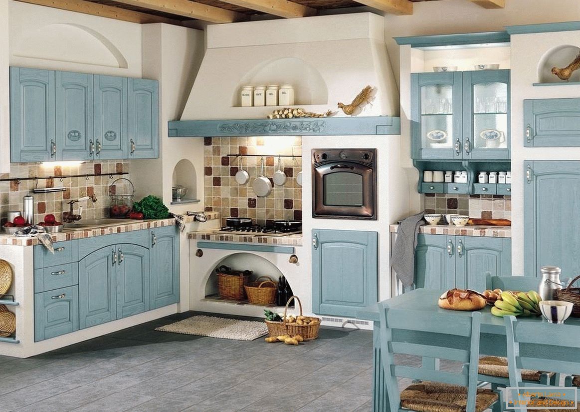 Fachadas azules en una cocina blanca