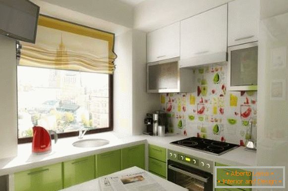Pequeñas habitaciones de fotos: diseño de cocina blanca y verde en el apartamento