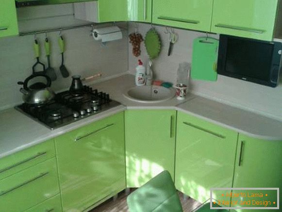 Interior de la cocina verde en el diseño de un pequeño apartamento de 30 metros cuadrados