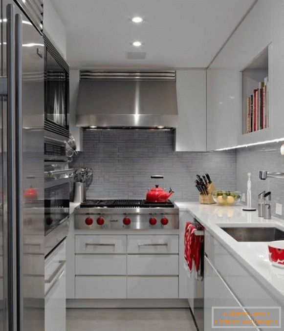 Elegante cocina de 5 metros cuadrados con muebles blancos y techo tensado