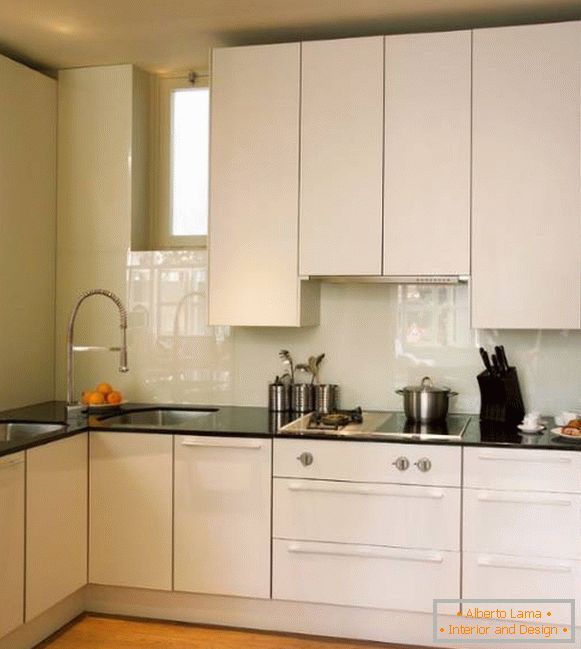 Diseño moderno de una pequeña cocina en color blanco