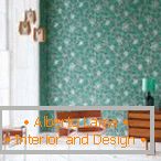 Combinación de papel pintado de color turquesa con muebles de madera