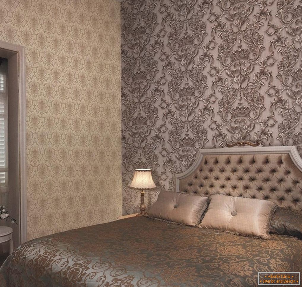 La combinación de diferentes patrones en la pared en el dormitorio