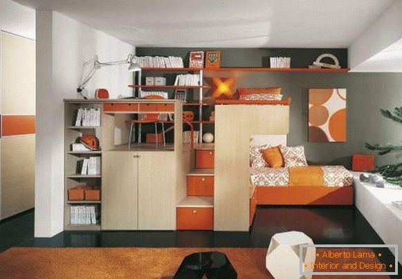 Diseño de un apartamento de una habitación con el niño de un alumno: un lugar de trabajo en la foto