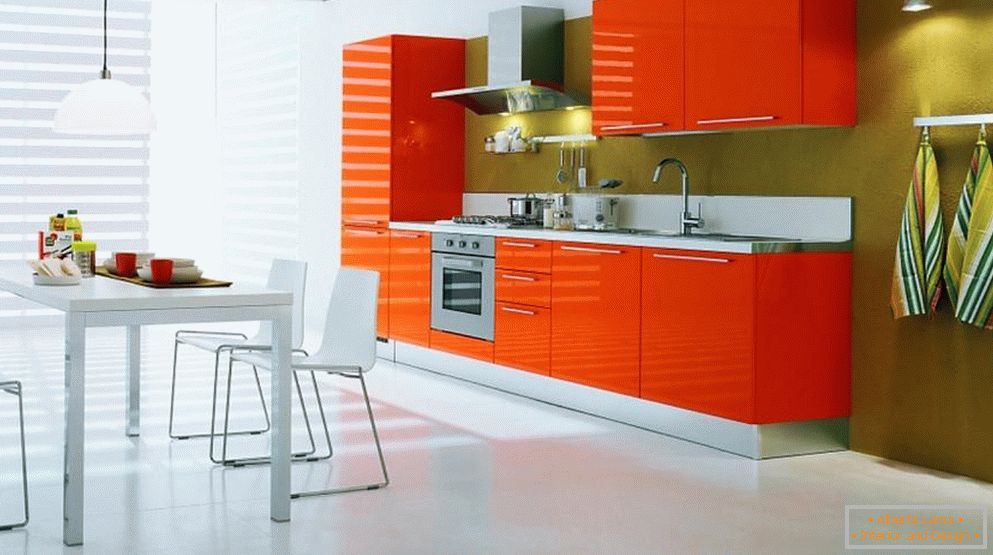 Piso blanco y muebles de color naranja en la cocina