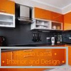 Delantal plano negro en la cocina naranja