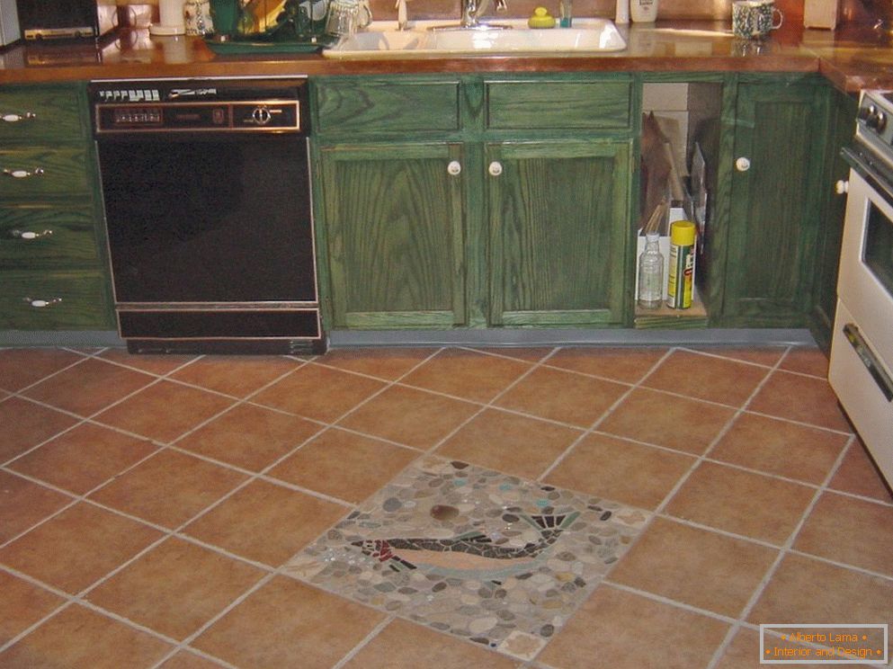 Colocación diagonal de azulejos en el piso de la cocina