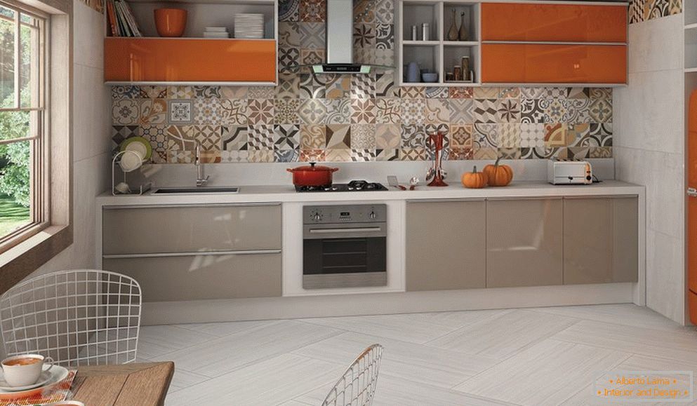 Muebles gris-anaranjados en un interior ligero de la cocina