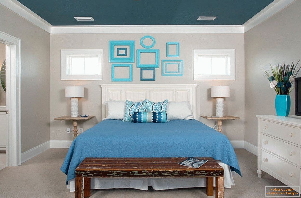Interior de dormitorio blanco y azul