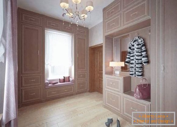 Diseño de un gran pasillo en una casa privada con armarios empotrados