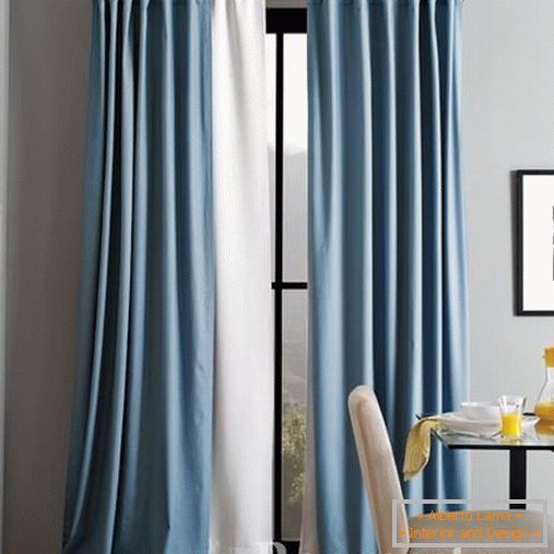 La combinación de cortinas en una cornisa simple