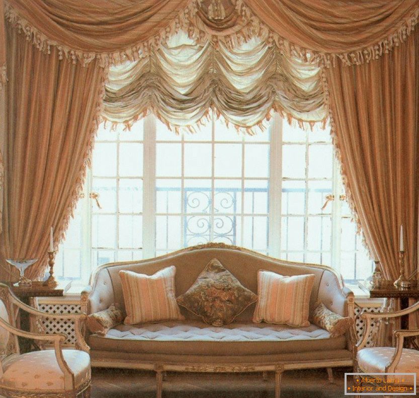 Interior con elegantes cortinas y un sofá