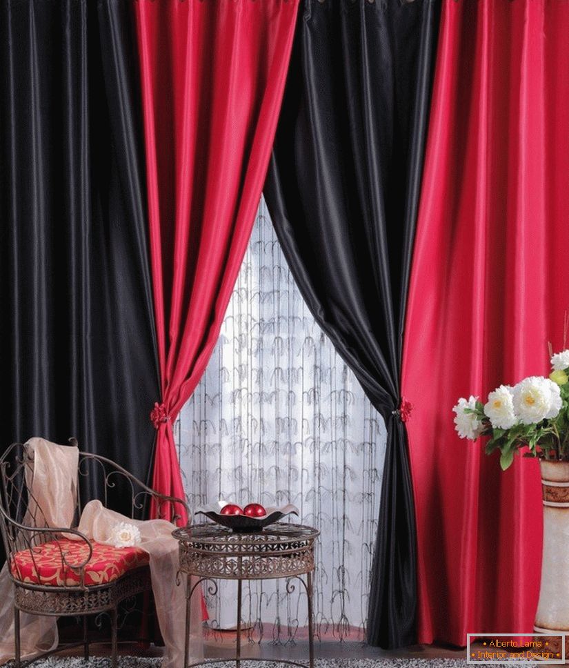 La combinación de cortinas negras y rojas