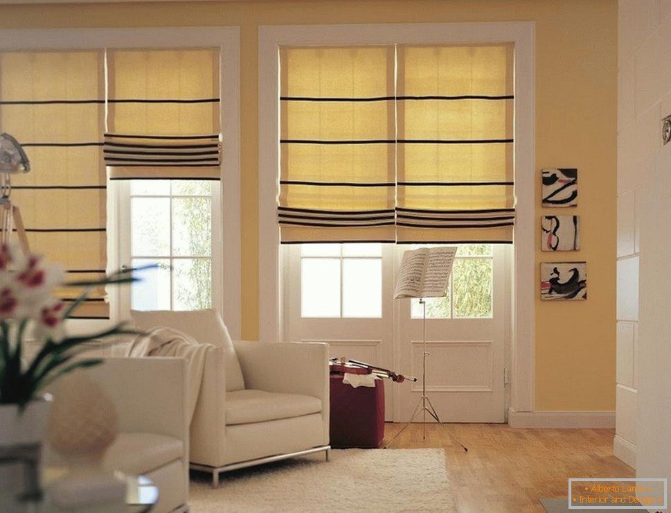 Cortinas amarillas con rayas negras en las ventanas