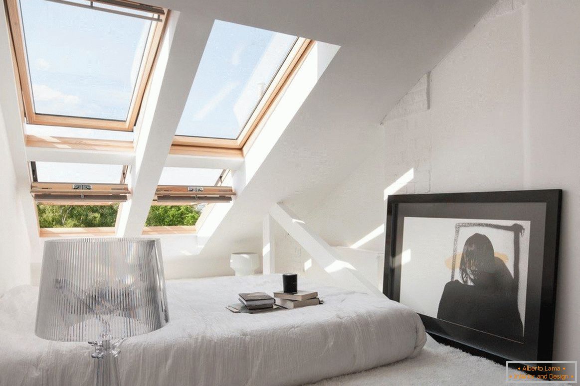 Acogedor dormitorio con ventanas en la ladera del techo