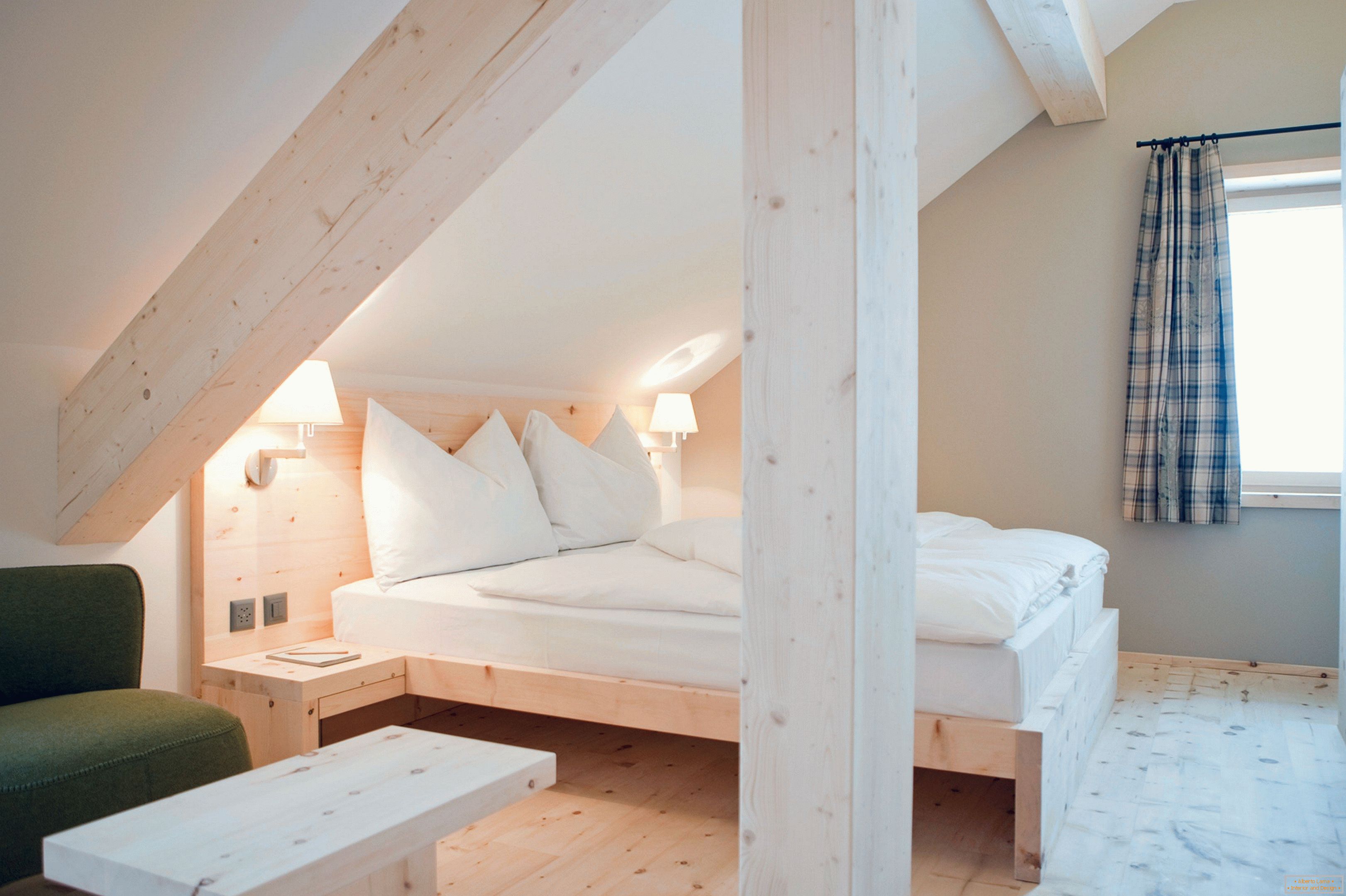 Dormitorio ecológico con molduras de madera