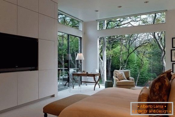 Estilo de dormitorio ecológico con grandes ventanas