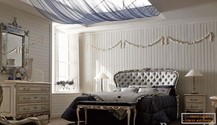 Blanco con oscuridad se ve bien en el diseño del dormitorio en estilo clásico