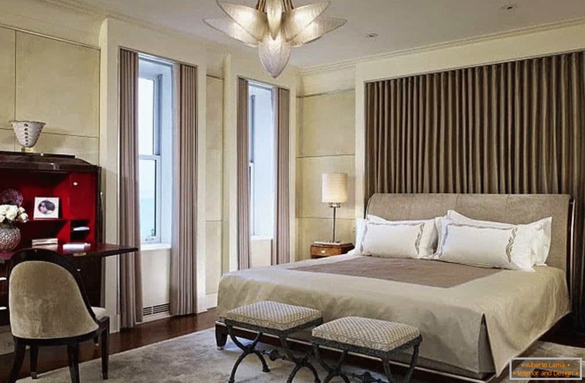 En el diseño de un dormitorio en un estilo clásico, elementos de mobiliario vintage