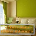 La combinación de verde y beige en el interior del dormitorio