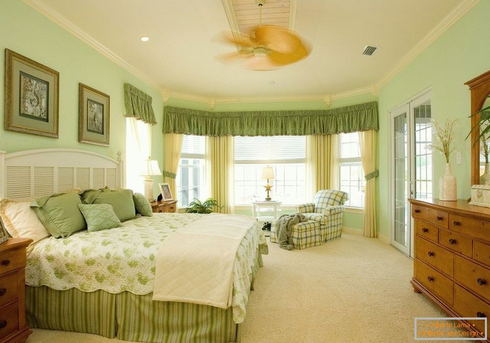 Interior de un amplio dormitorio en colores verdes