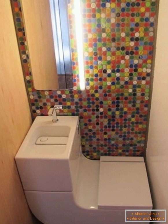 Un baño pequeño con un inodoro combinado moderno y mosaico brillante
